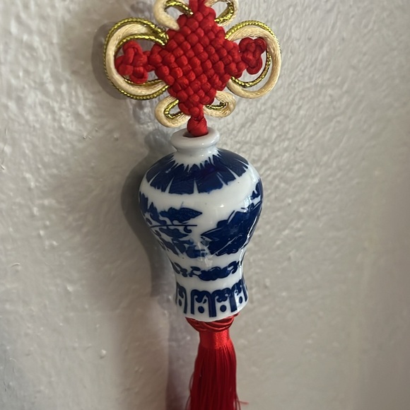 Red tasseled ornament with blue china vase bead - Picture 4 of 4